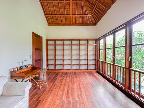 a room with a couch and a table and windows at Villa Prinsessa in Siyut