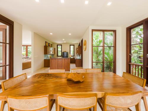 a dining room with a large wooden table and chairs at Villa Prinsessa in Siyut