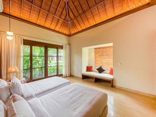 a large bedroom with two beds and a window at Villa Prinsessa in Siyut