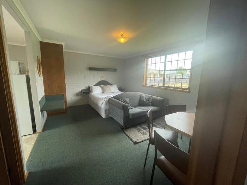 Postel nebo postele na pokoji v ubytování Bridport Bay Inn
