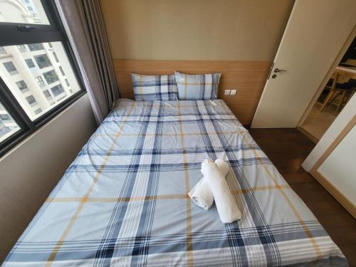 uma cama com duas toalhas num quarto em D'CAPITALE TDH.2 em Hanói