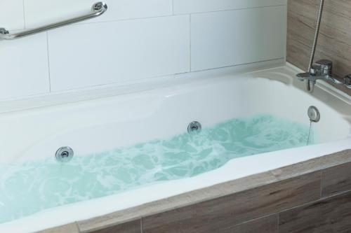 a white bath tub in a bathroom at Callihue Lodge in Santa Cruz