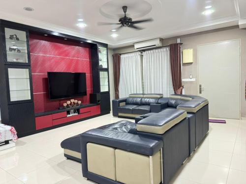 Et tv og/eller underholdning på Alyssa Sofea Homestay Kluang