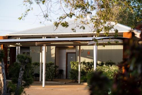 an external view of a house at The Gidgee Inn in Cloncurry