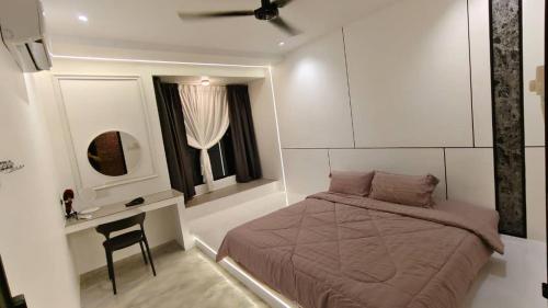 Schlafzimmer mit einem Bett, einem Schreibtisch und einem Fenster in der Unterkunft I Do Farmstay in Bukit Mertajam