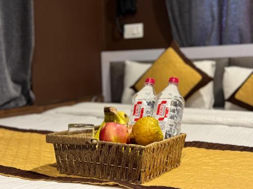 een fruitmand en flessen frisdrank op een tafel bij Hotel Jafson Accommodates in Srinagar