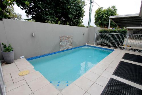 una pequeña piscina en un patio trasero con una valla en Chinchilla Downtown Motor Inn, en Chinchilla