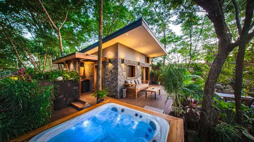 Luxury Jungle Experience in a TinyHouse + Jacuzzi. 7min from the beach!
