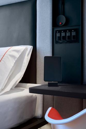 a bedroom with a bed and a desk with a computer on it at citizenM Menlo Park in Menlo Park