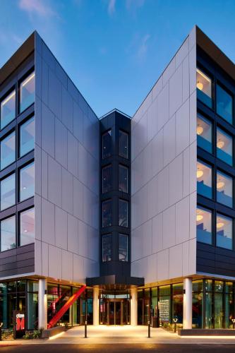 an exterior view of a building at citizenM Menlo Park in Menlo Park
