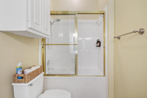 a bathroom with a shower with a toilet and a shower at Luxury TownHouse Next to Downtown in Houston