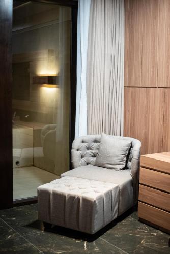a chair sitting in a room with a shower at Taman Prakerti Bhuana Hotel in Gianyar