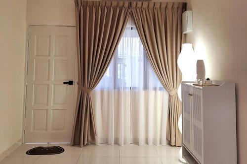 una habitación con una puerta con una cortina y una puerta en Shmawai Homestay Kota Tinggi, en Kota Tinggi