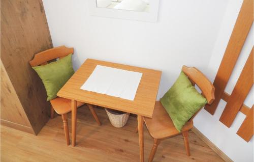 stół z dwoma krzesłami i białym znakiem na nim w obiekcie Sehr Schoene Ferienwohnung w mieście Flachau