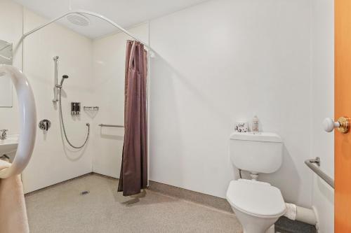 Bilik mandi di Alpine Garden Motel