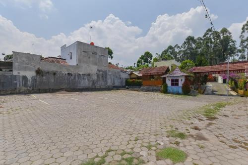 an empty parking lot in front of a building at RedDoorz At Pondok Winagung Ciwidey in Ciwidey