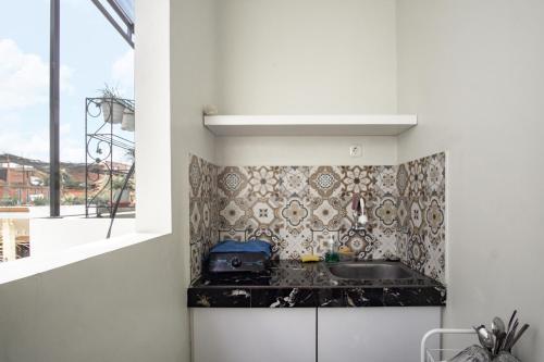 Dapur atau dapur kecil di Bisma Balcony Homestay