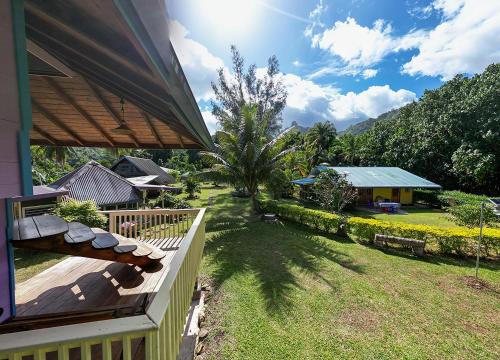 un balcone di una casa con vista su un cortile di Heimanarii's Lodge - Fare Manu a Haapiti