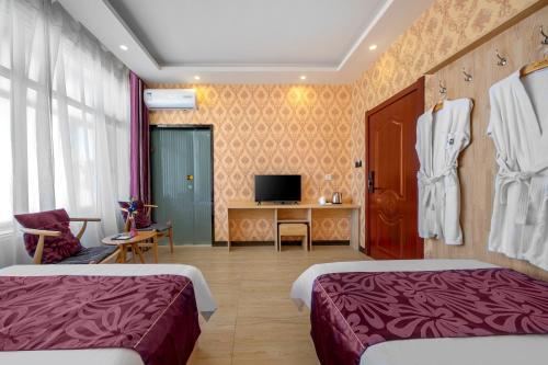 Una cama o camas en una habitación de XinQihang Hotel Harbin Taiping Airport