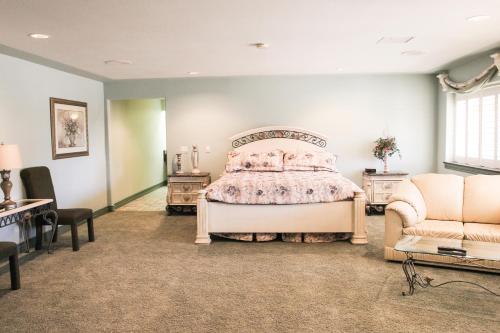 Кровать или кровати в номере Greenwell Inn