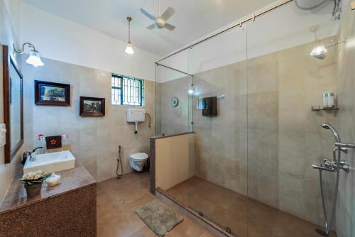 O baie la StayVista's Woodstone Villa - Mountain Retreat with Heated Pool & Activities
