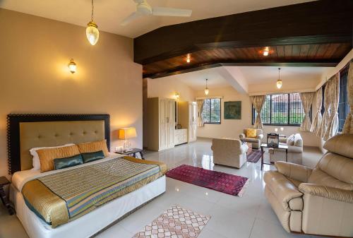O zonă de relaxare la StayVista's Woodstone Villa - Mountain Retreat with Heated Pool & Activities