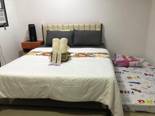 Una cama o camas en una habitación de Mikhai Guest House near Las Cazas de Acuzar