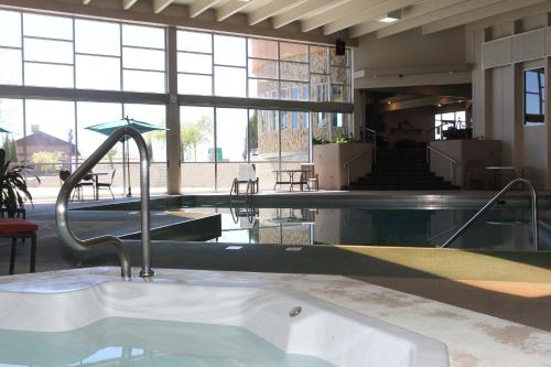 a large swimming pool with a sink in a building at Greenwell Inn in Price