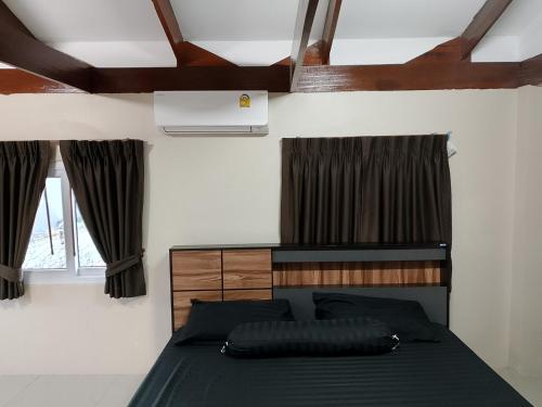 sypialnia z zielonym łóżkiem i oknem w obiekcie Luxury Private Pool Villa 5 min from Walking Street and Beaches w Pattaya South