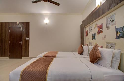 Ένα ή περισσότερα κρεβάτια σε δωμάτιο στο Hotel Royal Classio, Bangalore