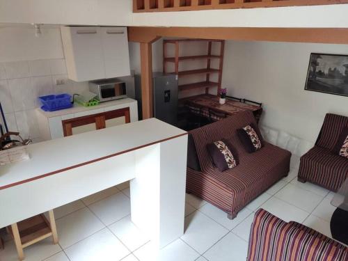 sala de estar con 2 sillas y mesa en Q'osqo Apartments, en Cusco