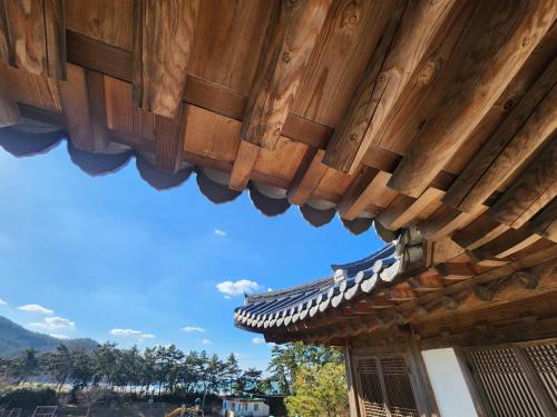 ein Dach eines Gebäudes mit blauem Himmel im Hintergrund in der Unterkunft Hotelarrive Taean Tiann HanokBeachResort in Taean