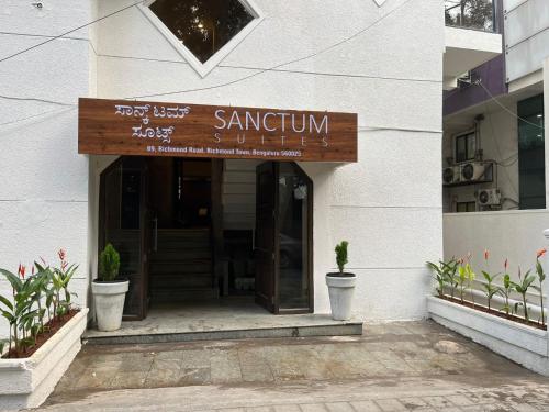 Фасад или вход в Sanctum Suites Richmond Road Bangalore
