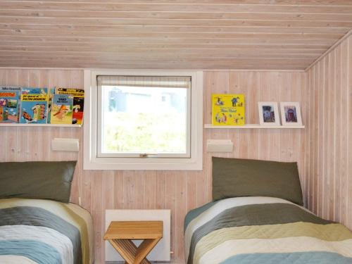 ファーンにあるHoliday home Fanø XVIIIの窓付きの小さな部屋のベッド2台