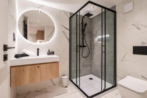 een badkamer met een douche en een wastafel bij E56 Queen's Boutique Apartment,best Location by BQA in Boedapest