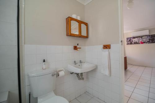 Ένα μπάνιο στο Broadway Self Catering Apartments