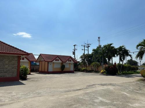 a house with a parking lot in a driveway at โรงแรมกู๊ดอินน์ in Phra Nakhon Si Ayutthaya