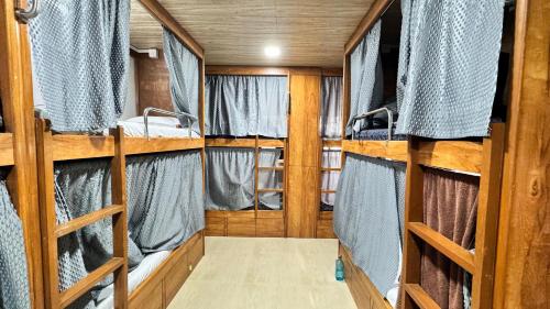 - une chambre avec 4 lits superposés dans une maison dans l'établissement Kailasha - Hostel Cum PG, à Mumbai