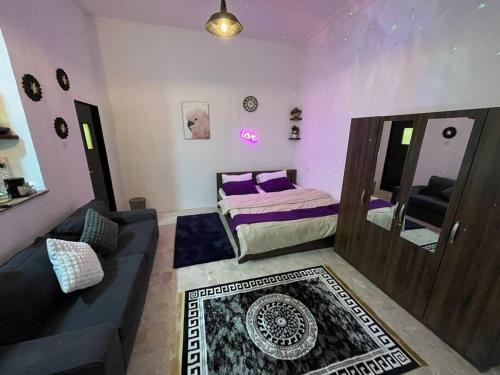 uma sala de estar com um sofá e uma cama em Remas's Studio in Corniche Abu Dhabi em Abu Dhabi