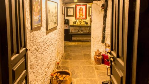 un corridoio con una porta e un gatto in una stanza di Hira Guest House a Patan