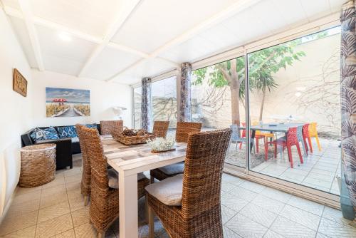 une salle à manger avec une table et des chaises dans l'établissement Maison type Canetoise prox plage, à Canet