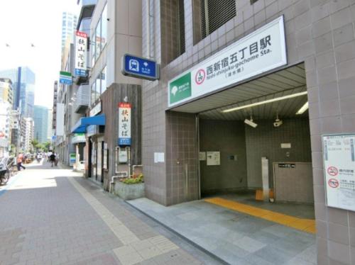 una calle vacía en una ciudad con un edificio en Shibuya Honmachi Hana House, en Tokio