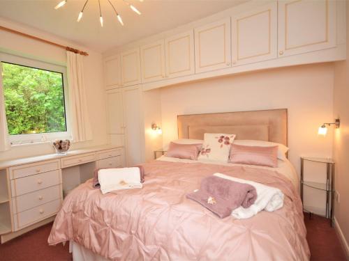 sypialnia z 2 łóżkami i oknem w obiekcie 2 bed property in Whitsand Bay TYHAN w mieście Saint Germans