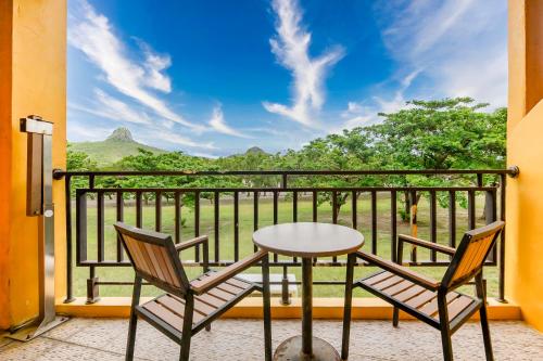 a table and two chairs on a balcony with a view at Wei Yuan Hotel in Kenting