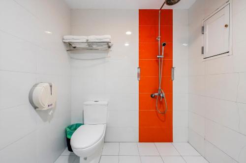 a bathroom with a toilet and a shower at Wei Yuan Hotel in Kenting