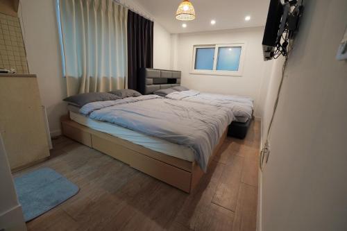 Postel nebo postele na pokoji v ubytování Soo Guest House
