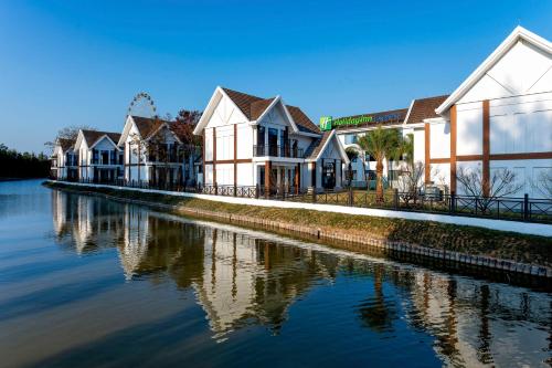 Une rangée de maisons près d'une rivière dans l'établissement Holiday Inn Express Yuhuan Wetland Park, an IHG Hotel, à Yuhuan