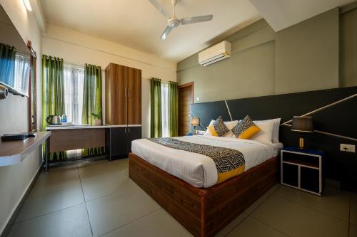1 dormitorio con 1 cama grande en una habitación en CJ GRANDE BUSINESS HOTEL, en Ernakulam