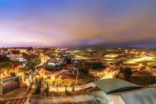 a view of a city at night with lights at Horizon Homestay in Ấp Kim Thạch