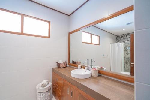 een badkamer met een wastafel en een spiegel bij Veranda Java - Traditional & Modern Javanese Villa in Godean